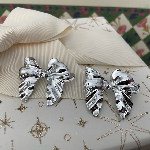 ✨ 🎁 Silvertone Crinkle Bow Earrings✨NEW - Picture 5 of 5